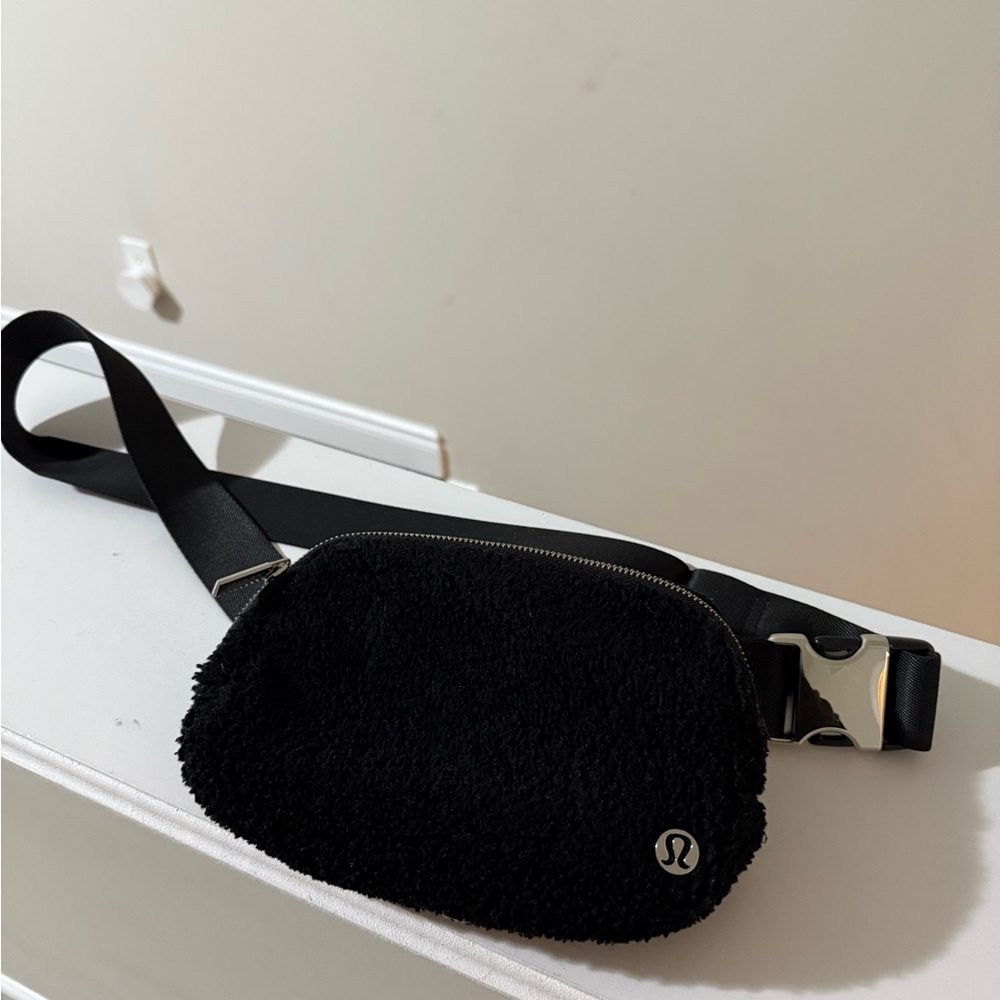 lululemon athletica Black everywhere belt bag